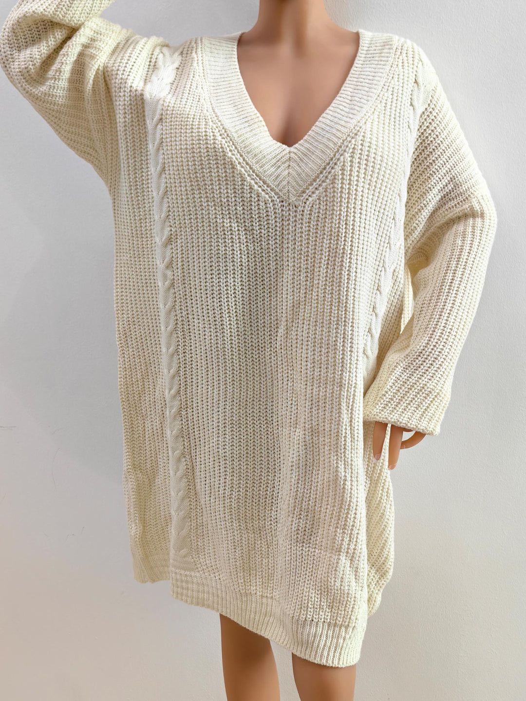 Dame løs strikpullover med dyb V-udskæring og moderne fletdetaljer Stilla