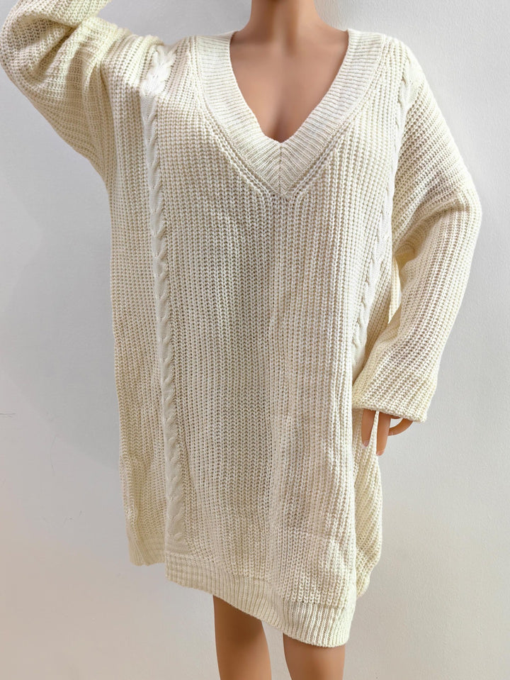 Dame løs strikpullover med dyb V-udskæring og moderne fletdetaljer Stilla