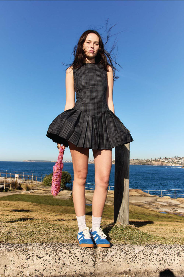 Dame trendy ternet kjole med udsvingende skirt og ærmeløs design Stilla