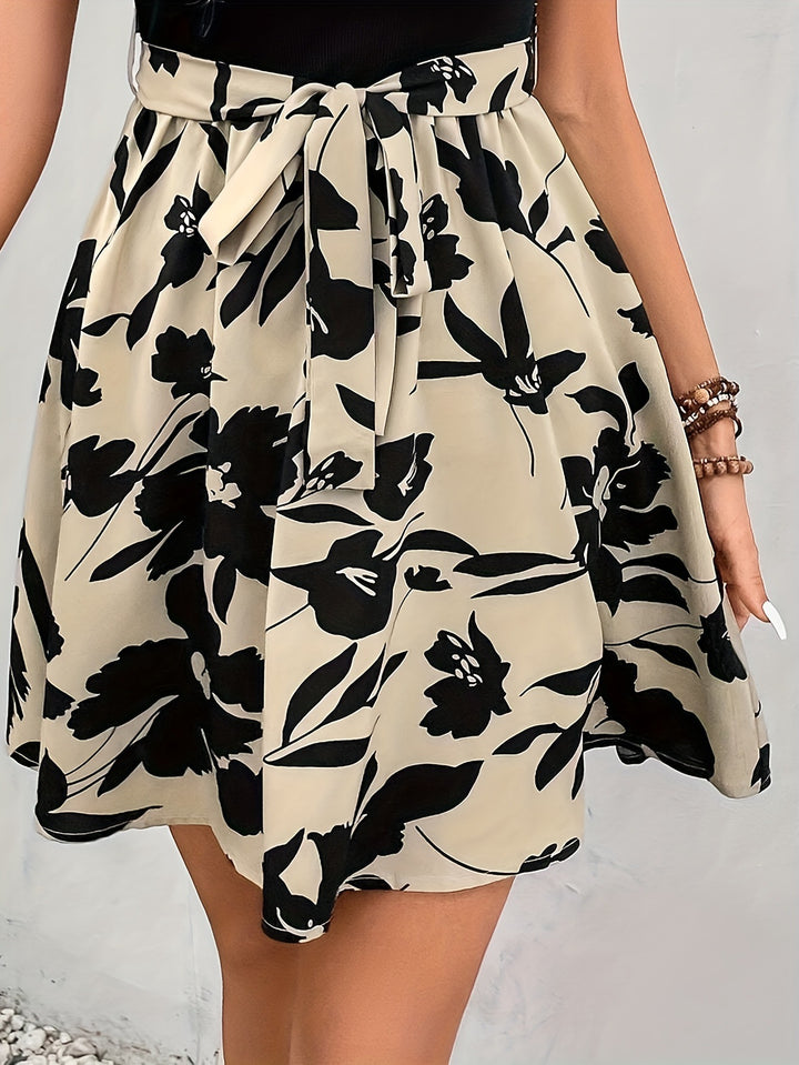 Dame sommerkjole med florale mønstre og taljebånd Stilla