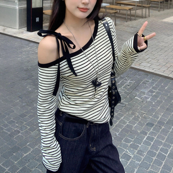 Kvinders off-shoulder langærmet skjorte med stribet design og dekorative bue detaljer Stilla