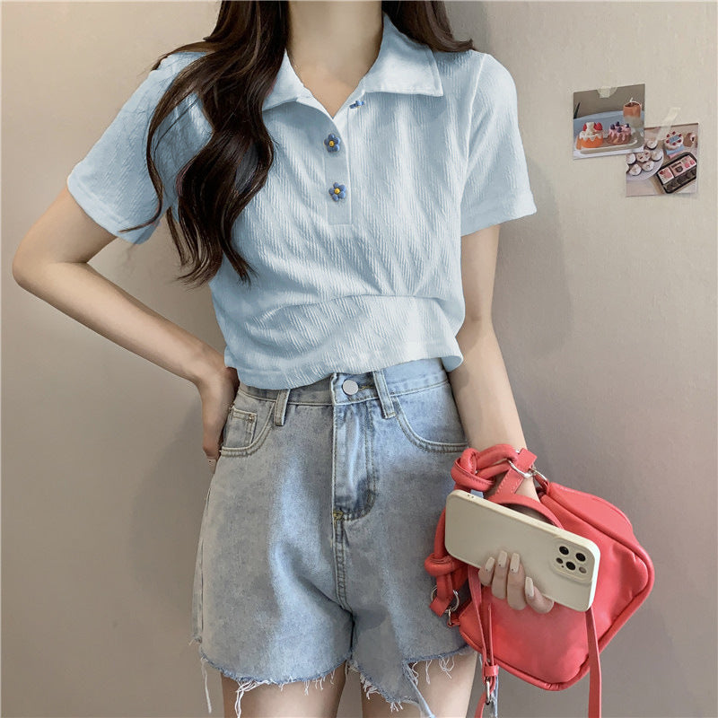 Femme Crop-Polo-Tee med blomsterknapdetalje Stilla