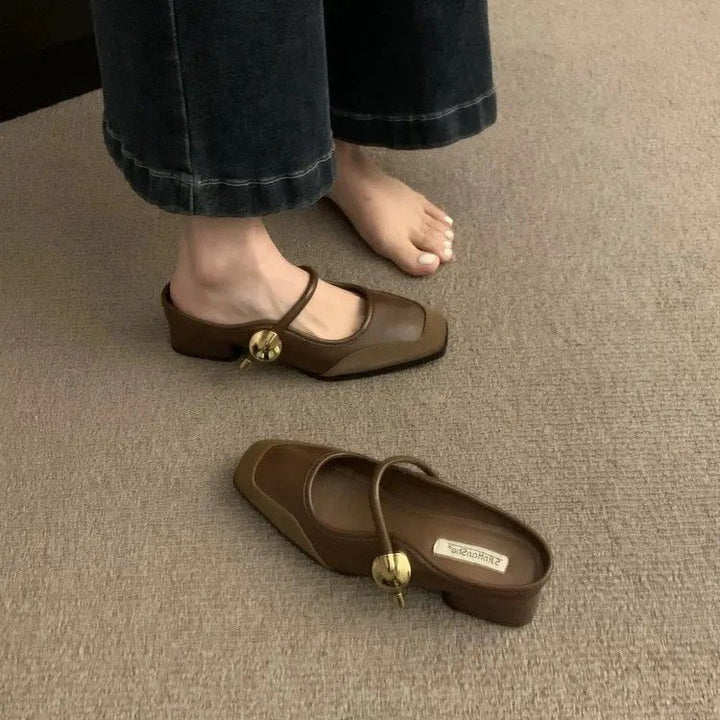 Damer elegante Slingback-pumper med moderne kædeaccent og komfortabel blokhæl Stilla