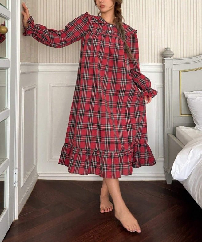 Dame natkjole med fashionable ternet mønster og flæseærmer Stilla