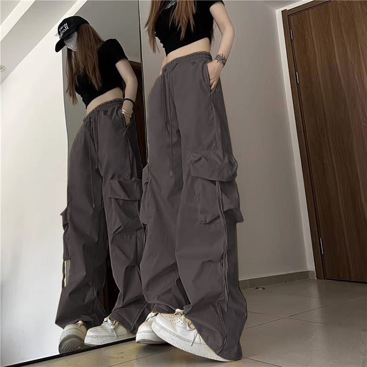 Kvinders cargo bukser i urban stil med sidelommer og elastisk talje.
