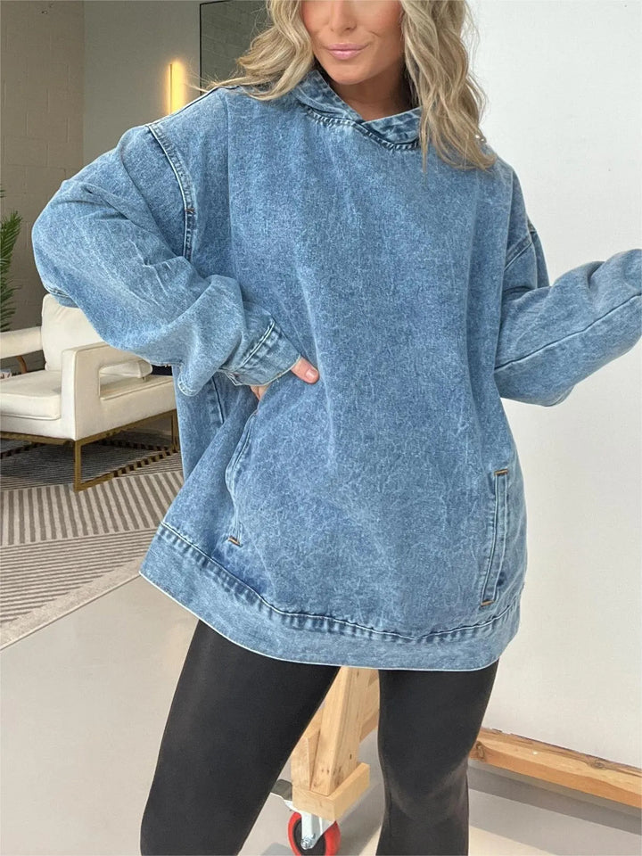 Dame Oversized Hoodie i denim med praktisk kængurulomme Stilla