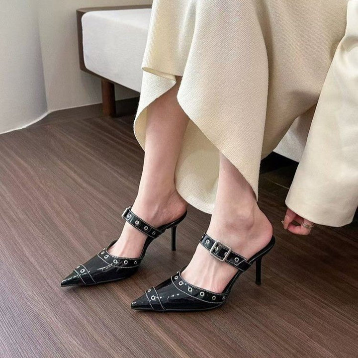 Dame Slingback-hæle med spidse tå og dekorative nitter Stilla