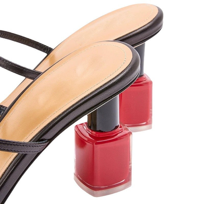 Dame sandaler med kreativ neglelak-detalje og elegant rem-design Stilla