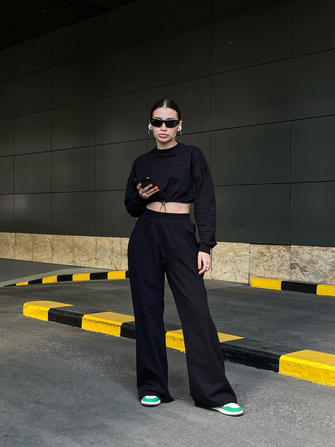 Kvinders cropped sweatshirt og bredskårne joggerbukser sæt Skovae