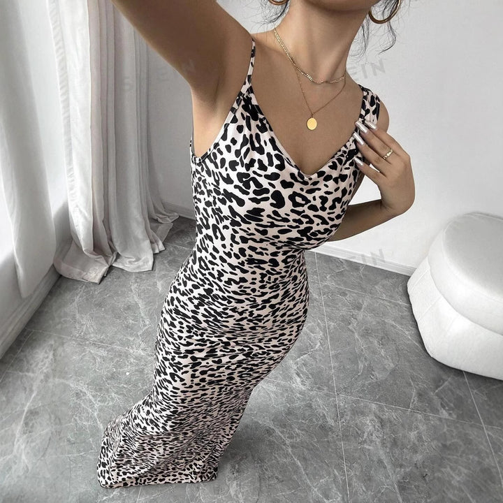 Dame tætsiddende maxikjole med flot leopardprint og spaghetti-stropper Stilla