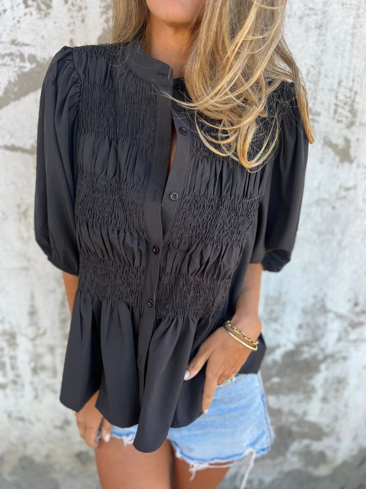 Damebluse med rynker og klassiske knapper Stilla