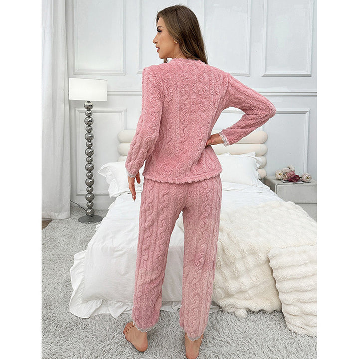 Dame velvære-pyjamasæt i fluffy materiale med delikat spidsdekoration Stilla