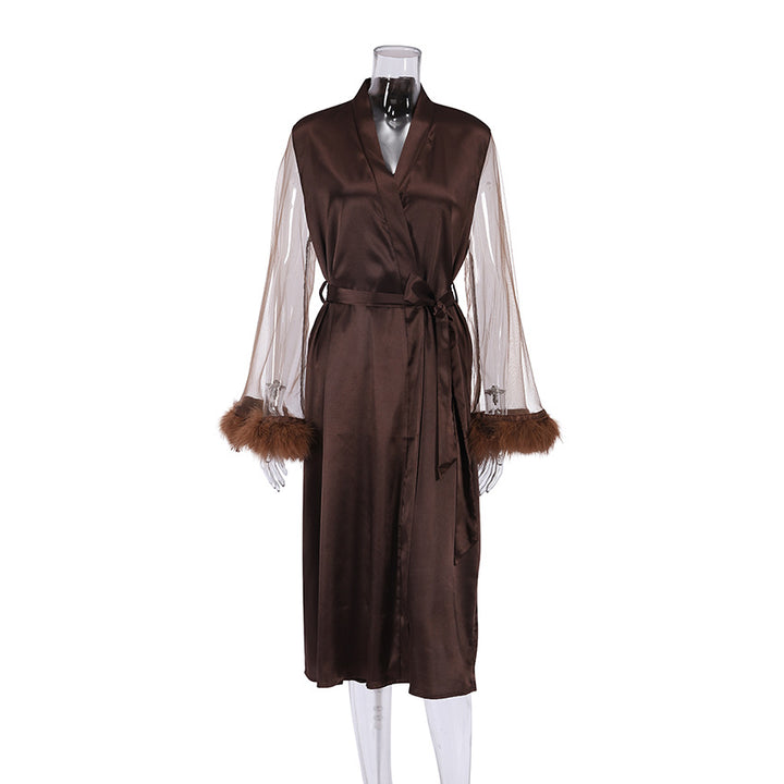 Dame Satin-Robe med gennemsigtige ærmer og elegante flæsedetaljer Stilla