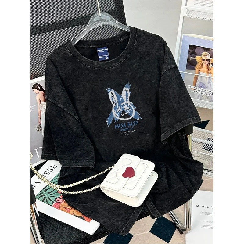 Dame T-shirt i afslappet oversized stil med særligt kreativt grafiktryk Stilla
