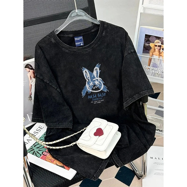 Dame T-shirt i afslappet oversized stil med særligt kreativt grafiktryk Stilla