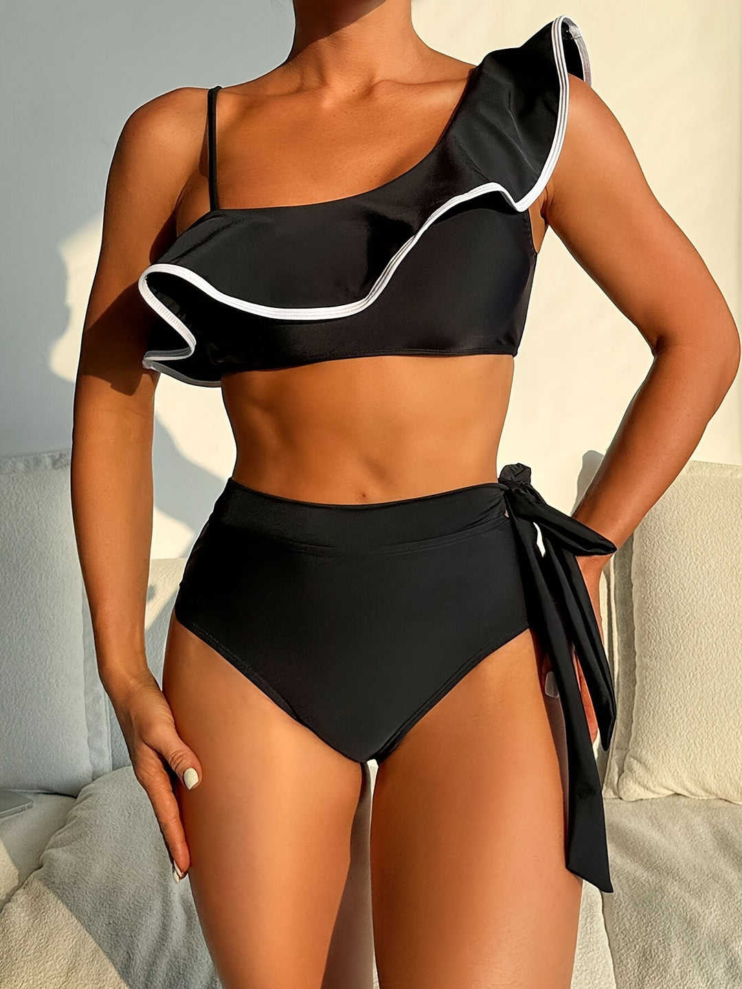 Dame bikini-sæt med asymmetrisk top og elegant U-bund Skovae