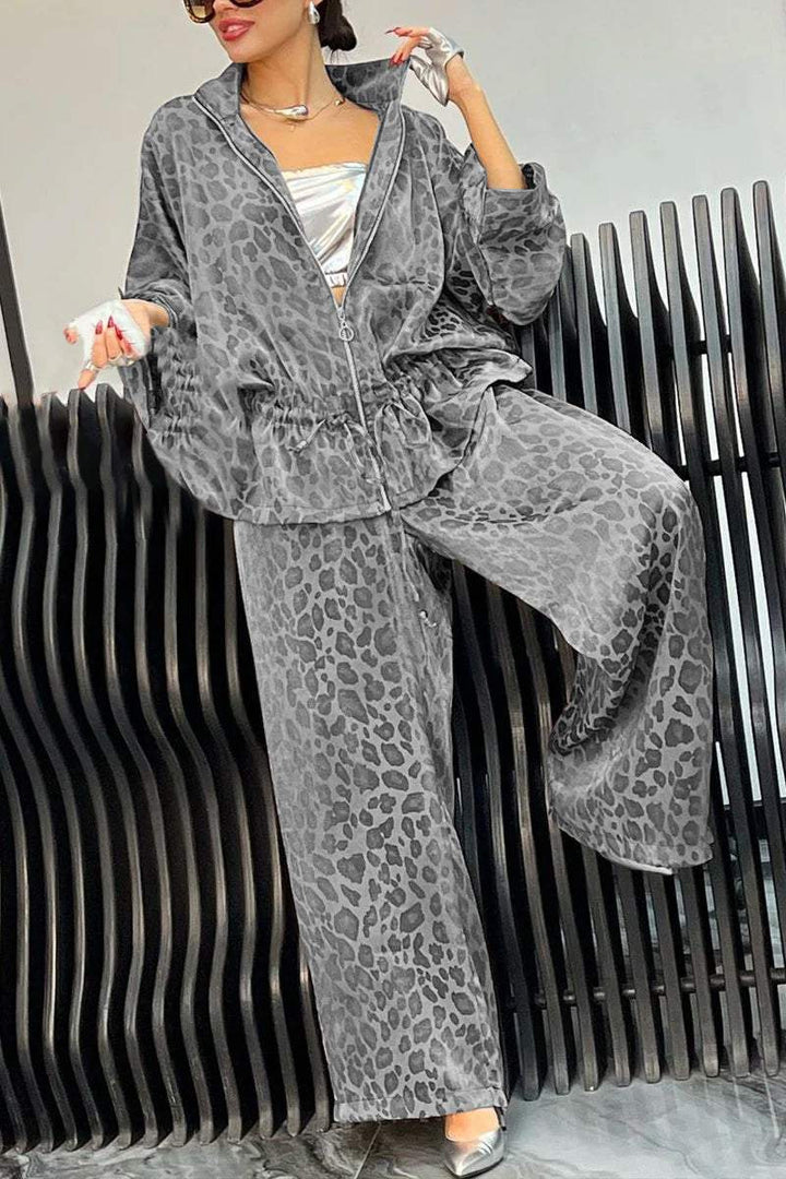 Dame Lounge-sæt med modigt leopardprint og afslappet snit Stilla