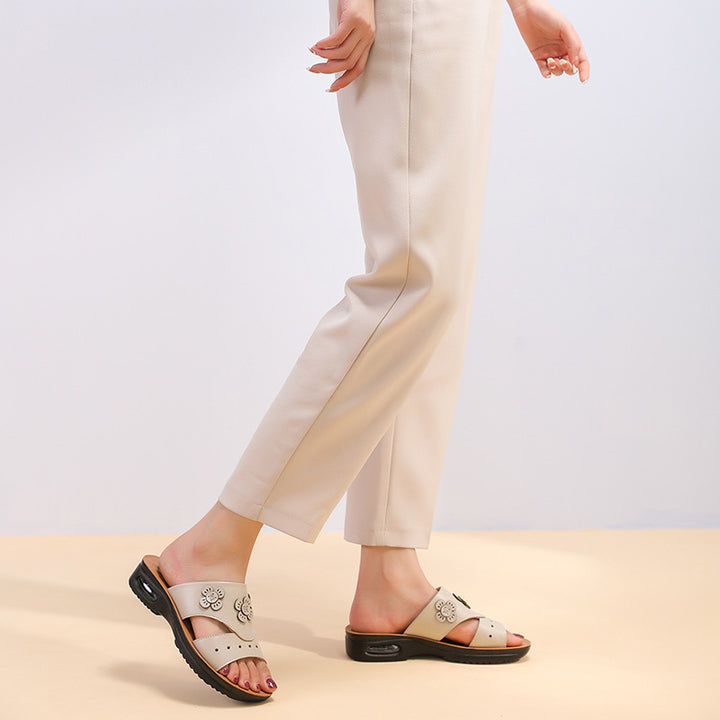 Femme dekorative Slide Sandaler med florale accenter Stilla
