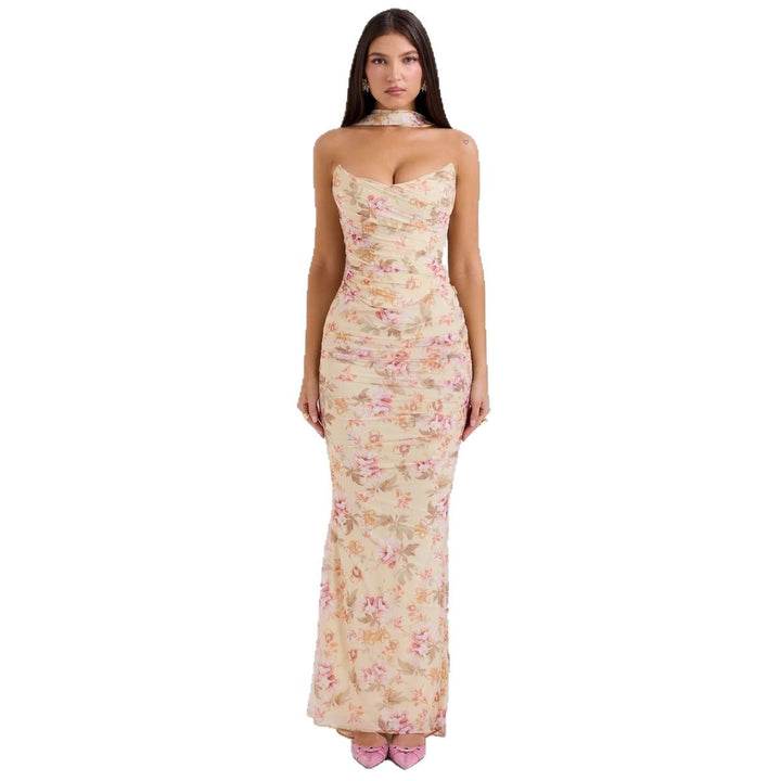 Dame tæt siddende aften kjole med strapless design og sofistikeret drapering Skovae