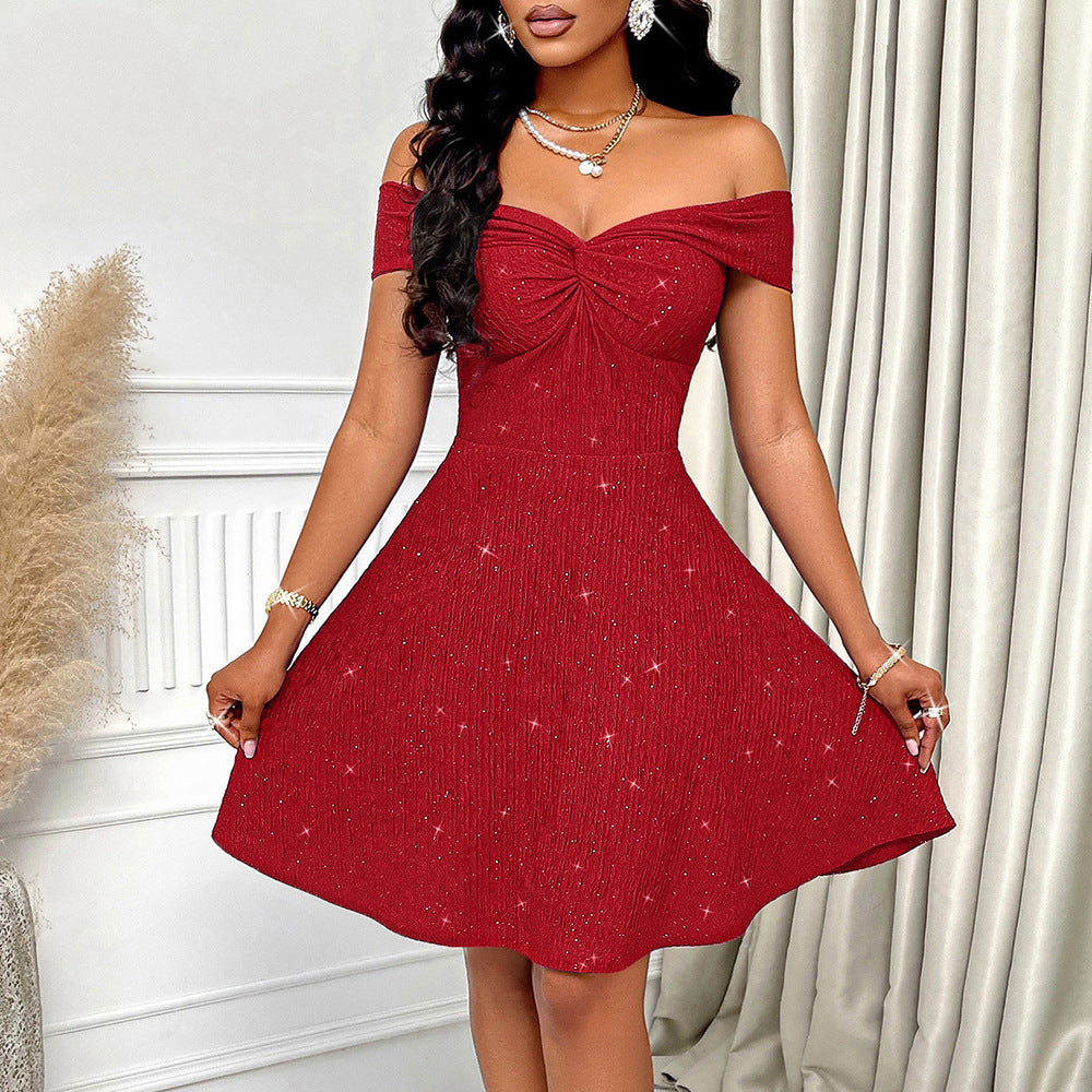 Dame elegant off-shoulder kjole med glitrende stof og flydende nederdel Stilla