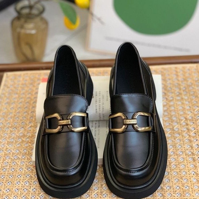 Dame elegante mokkasiner med robust plateau og fashionable spænde-detalje Stilla