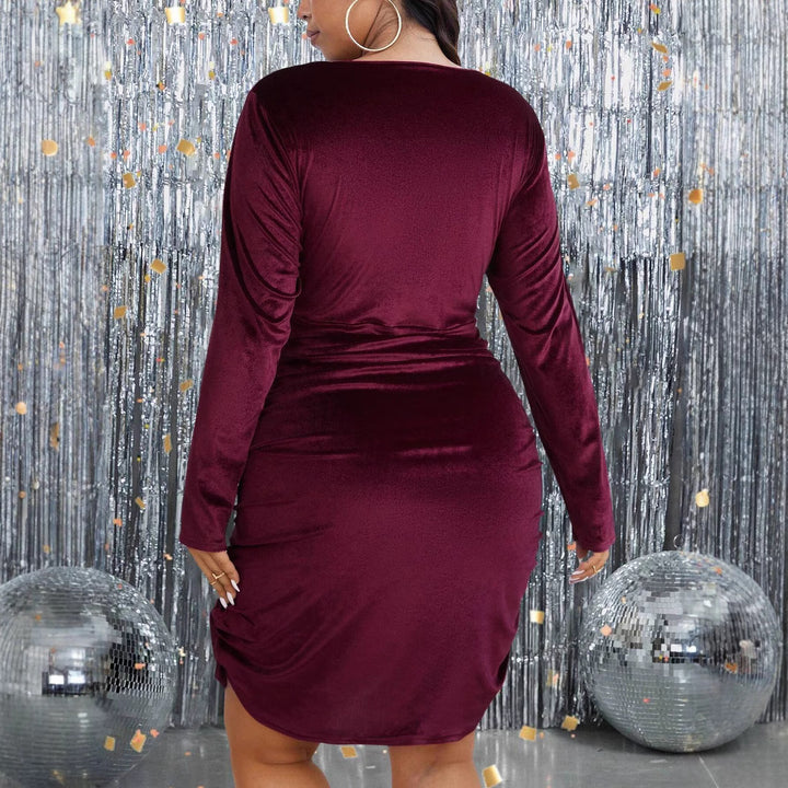 Dame elegant omslagkjole i luksuriøs velour med flæsedetaljer Stilla