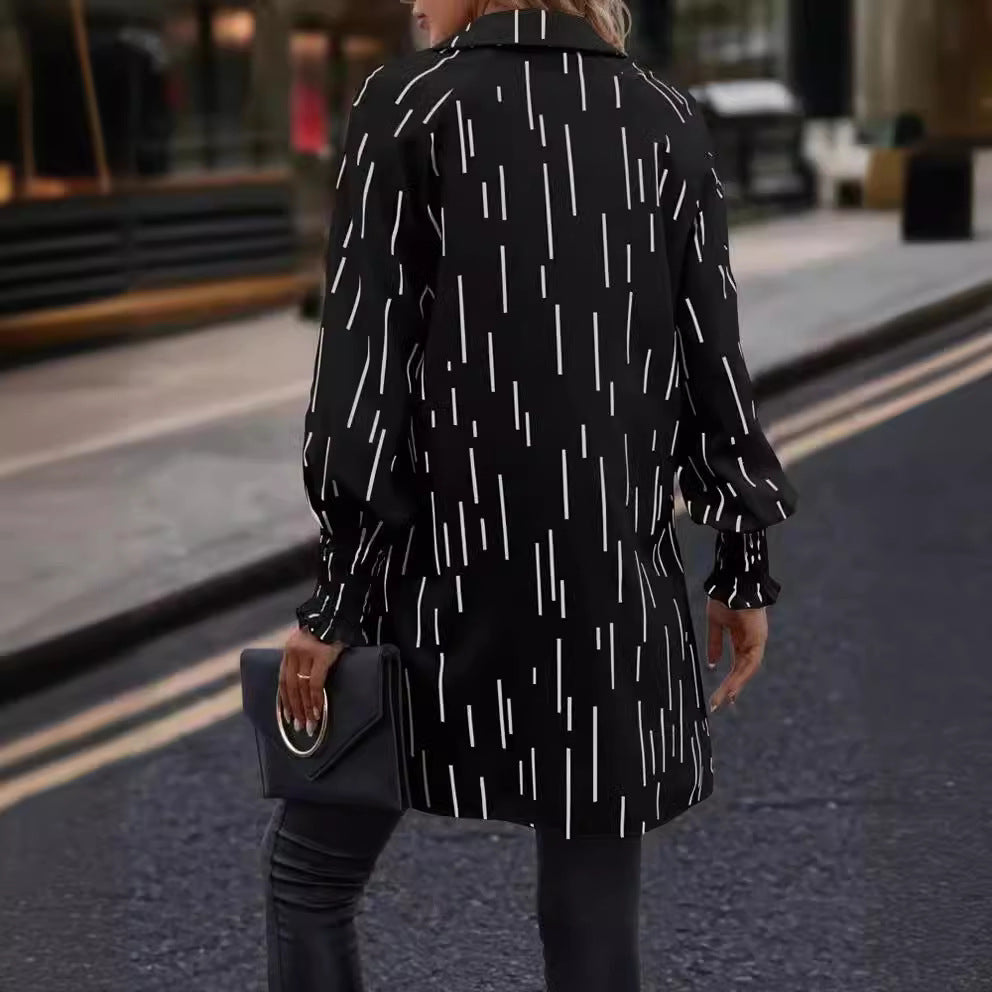Damebluse med grafisk stribemønster og elegant pasform Stilla