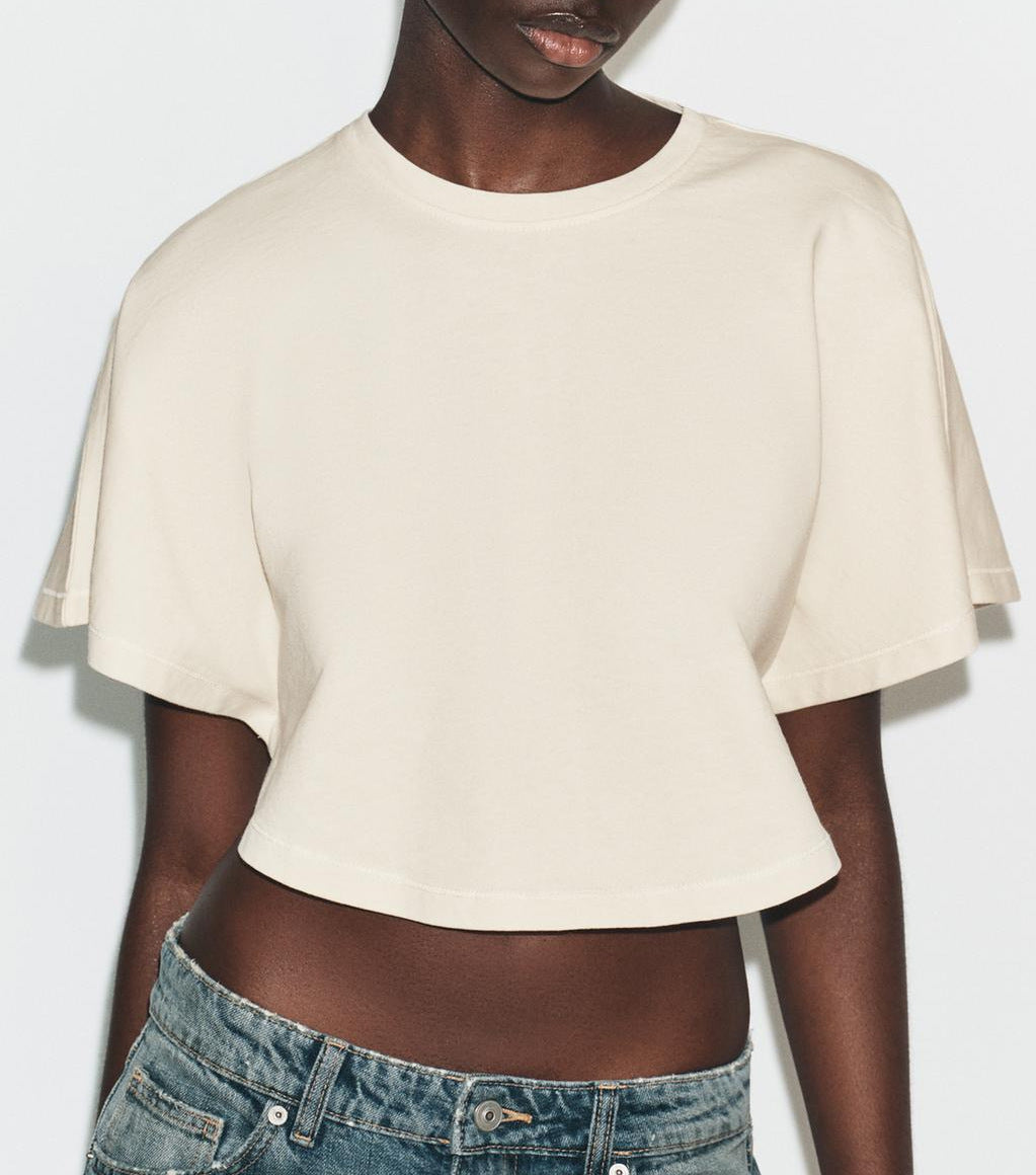 Dame cropped T-shirt med bredt skårne ærmer og blødt bomuldsstof Skovae