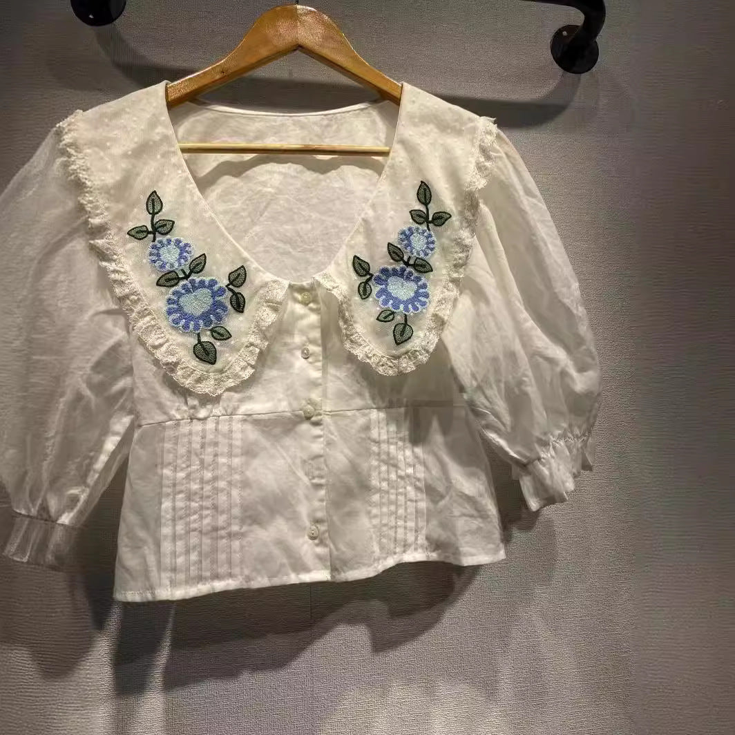 Damebluse med detaljeret blomsterkravebehandling og slidsede ærmer Stilla