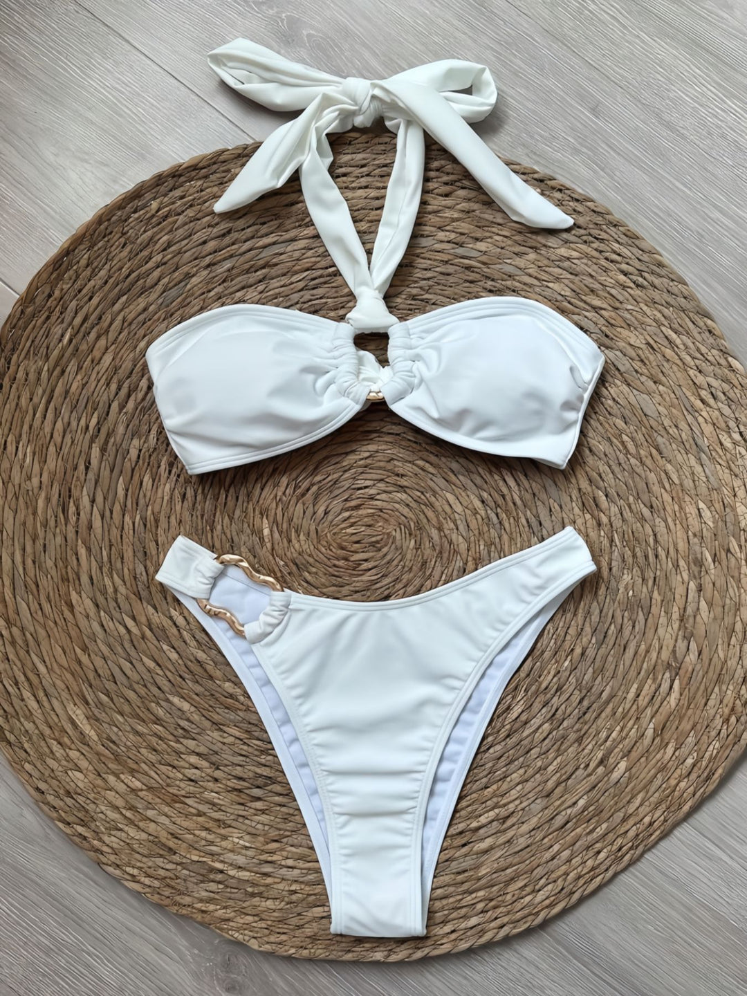 Dame Bikini-sæt med innovativt halterneck og elegante ringe Stilla