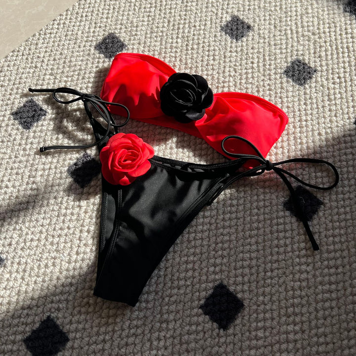 Dame Bandeau-Bikini med romantiske blomster-applikationer Stilla
