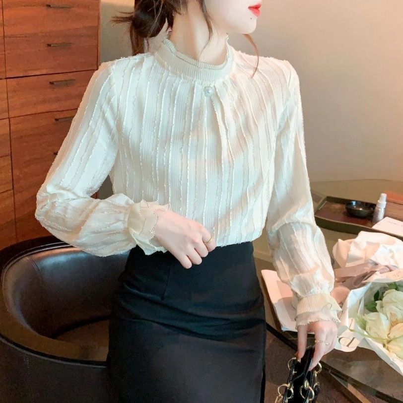Dame elegant bluse med struktureret design og flæset kant Stilla
