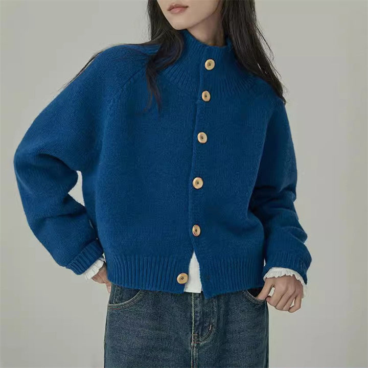 Kvinders knælange cardigan med opretstående krave og trendy træknapper Stilla