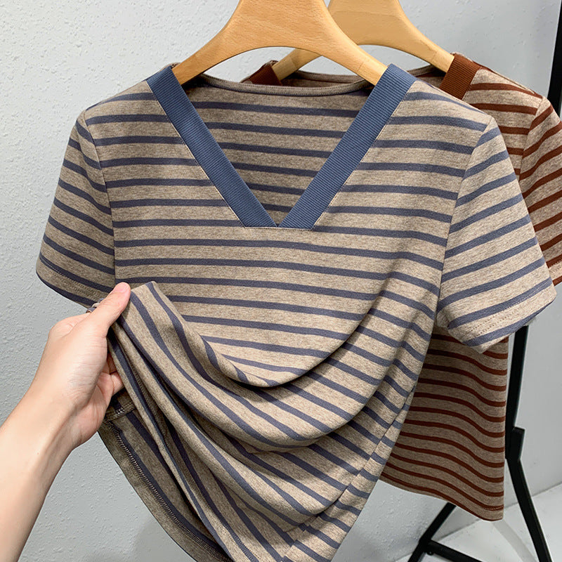 Dame stribet T-shirt med elegant V-udskæring og kontrasterende manchetter Stilla