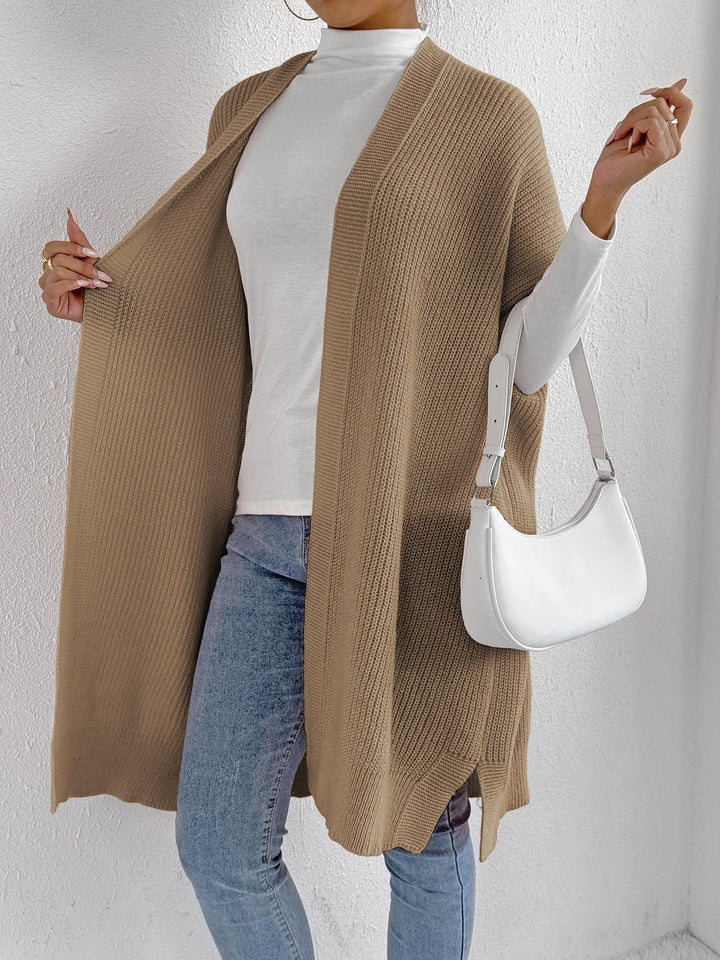 Dame strikjakke i afslappet oversized stil med åben front og sideslids Stilla