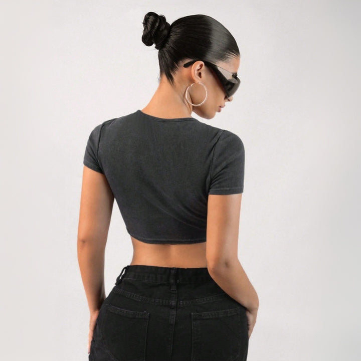 Kvinders crop top med dekorative kæde accenter og figursyet pasform Stilla