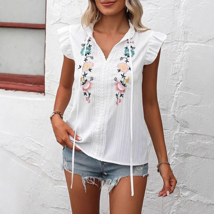 Damebluse med blomsterbroderi og flæsedetaljer Stilla