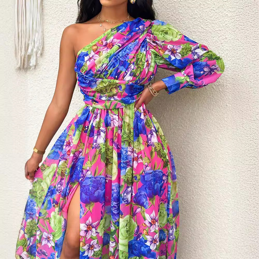Dame maxikjole med asymmetrisk snit og blomstret design Stilla