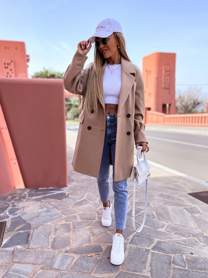 Dame elegant dobbeltknapfrakke med oversized snit og stilfulde detaljer Stilla