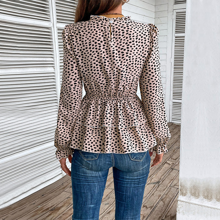 Damebluse med flæser og prikket design Stilla