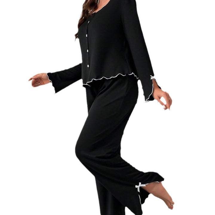Dame elegant pyjamasæt med flæse detaljer og knaplukning Stilla
