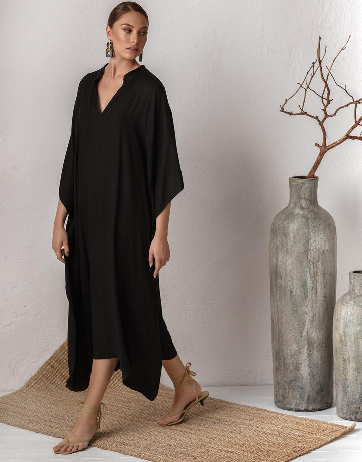 Dame kaftan-kjole med dyb V-udskæring og bredt skårne ærmer Stilla