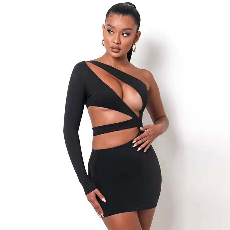 Dame tætsiddende Cut-Out kjole med asymmetrisk design Stilla