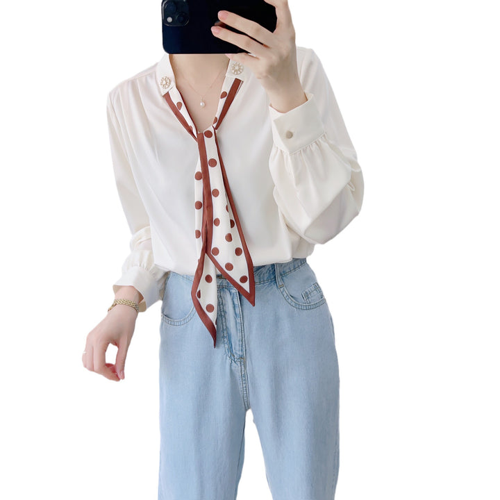 Damebluse med dekorativt bånd og fashionable puffærmer Stilla