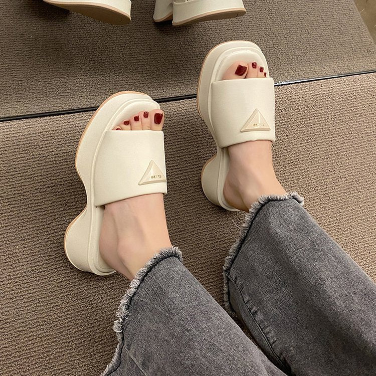 Dame Wedge-Pantoletten med moderne design og behagelig remføring Stilla