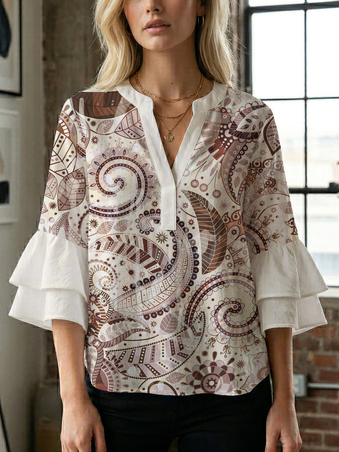 Dame bluse med voluminøse blondererm og kreativt floraldesign Skovae