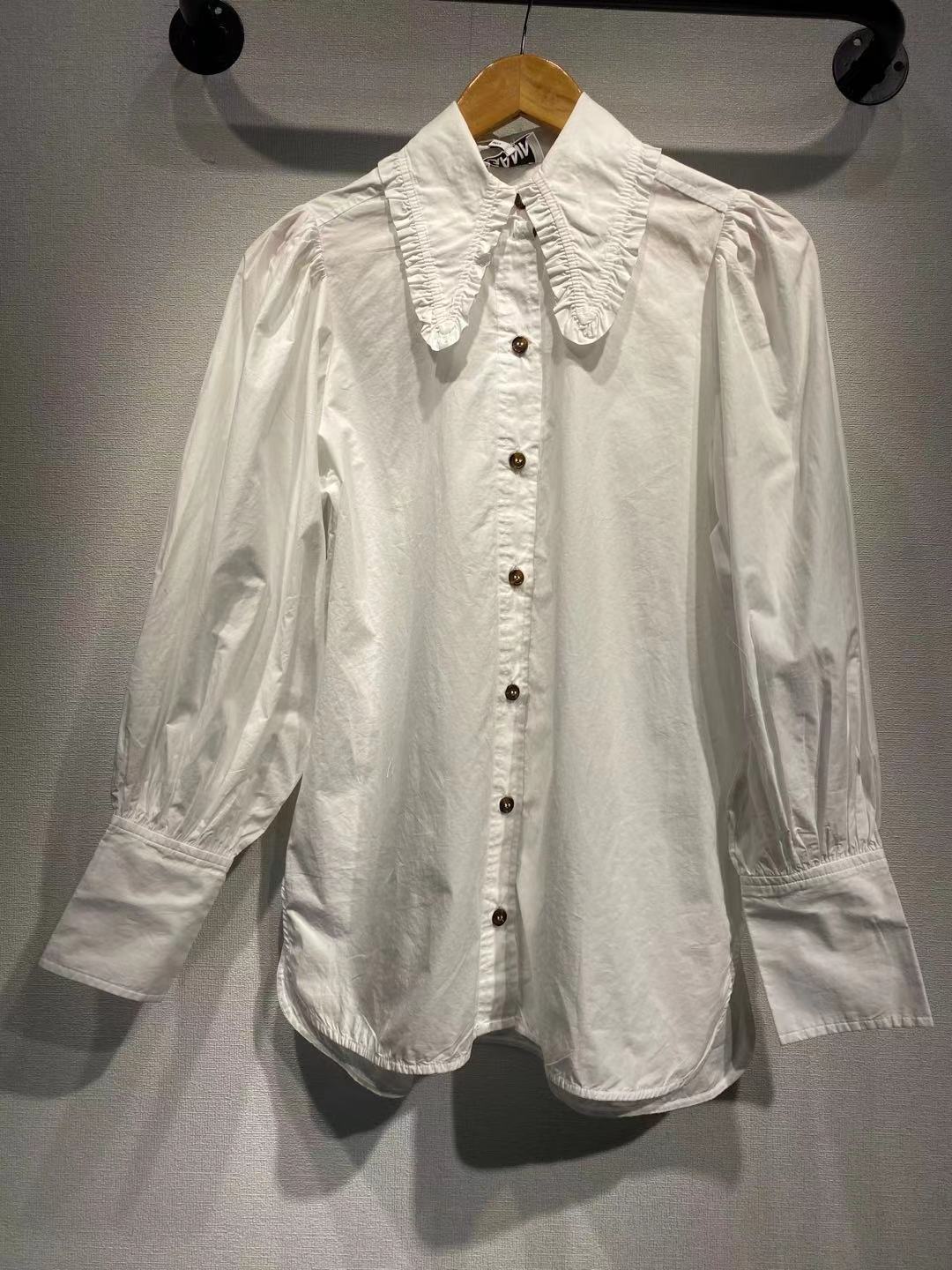 Damebluse med voluminøse puffærmer og dekorative flæsedetaljer Stilla