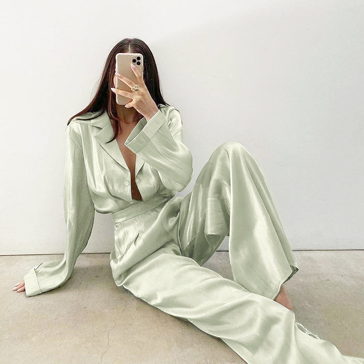 Dame Satin Pyjamasæt med elegant snit og knapdetaljer Stilla