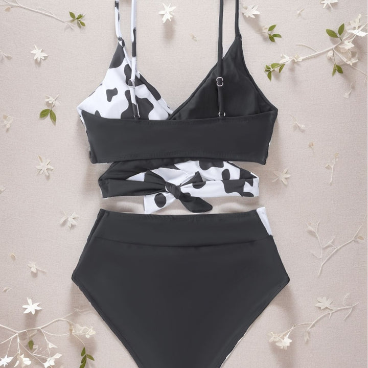 Dame bikini-sæt med moderigtigt indpakningsdesign og elegante kontrastaccentuer Stilla