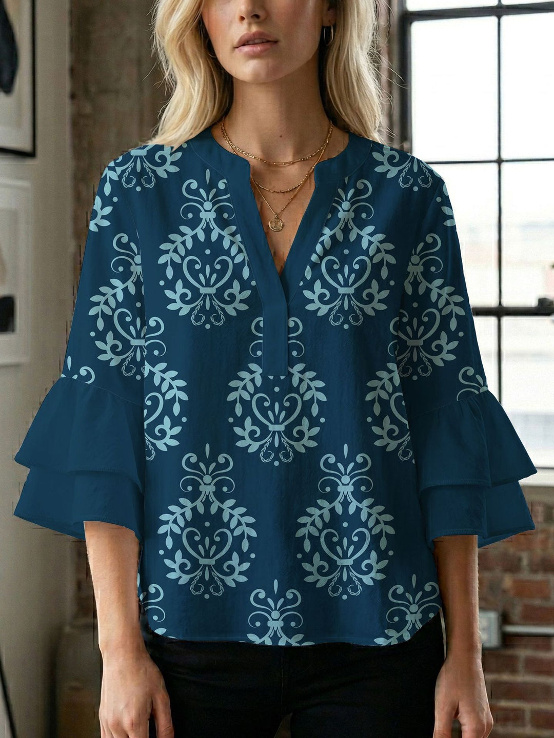 Damebluse med smukt blomstermotiv Skovae